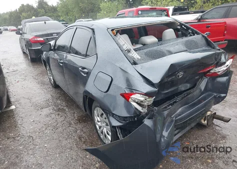 2017 Toyota Corolla Le z USA, uszkodzony, nr VIN 5YFBURHE5HP664247
